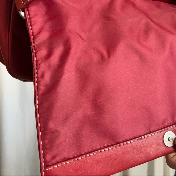 Reaction Kenneth Cole Leather Shoulder bag red with a vintage vibe. - Picture 14 of 16